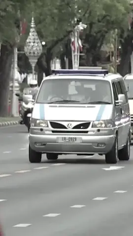 ⚓ กองเรือยุทธการร่วมสนับสนุนกิจกรรม “พาน้องตาบอดผู้พิการซ้ำซ้อนเที่ยวทะเล” เปิดโลกแห่งการเรียนรู้ผ่านสัมผัส ระหว่าง 18–20 พฤศจิกายน 2568 กองทัพเรือ โดย กองเรือยุทธการ ร่วมกับ Top Radio 93.5 MHz จัดกิจกรรมพาน้อง ๆ ผู้พิการทางสายตาและผู้พิการซ้ำซ้อน จากโรงเรียนบ้านเด็กรามอินทรา เดินทางสู่หาดน้ำใส หน่วยบัญชาการสงครามพิเศษทางเรือ เพื่อเปิดโอกาสให้เด็ก ๆ ได้ “เรียนรู้โลกกว้างผ่านการสัมผัส” ตลอด 3 วัน 2 คืน น้อง ๆ ได้สัมผัสธรรมชาติของท้องทะเล เสียงคลื่น และสายลม รวมถึงการเยี่ยมชมยุทโธปกรณ์ของกองทัพเรือ กิจกรรมสันทนาการ และช่วงเวลาแห่งความสุข ซึ่งได้รับการดูแลอย่างใกล้ชิด อบอุ่น และปลอดภัยดุจคนในครอบครัว ในโอกาสนี้ พลเรือเอก กรวิทย์ ฉายะรถี ผู้บัญชาการกองเรือยุทธการ ในฐานะผู้แทนผู้บัญชาการทหารเรือ ได้ให้การต้อนรับและมอบกำลังใจแก่คณะเด็ก ๆ และผู้ดูแล โดยมีหน่วยต่าง ๆ ของกองเรือยุทธการร่วมสนับสนุนภารกิจครั้งนี้อย่างเต็มกำลัง กิจกรรมดังกล่าวไม่เพียงมอบประสบการณ์ใหม่ให้กับน้อง ๆ แต่ยังสะท้อน “หัวใจแห่งราชนาวี” ที่พร้อมยืนหยัดเคียงข้างสังคม ส่งเสริมโอกาส และเป็นพลังให้เยาวชนผู้ด้อยโอกาสก้าวต่อไปอย่างมั่นคง เพราะภารกิจของกองเรือยุทธการ… ไม่ได้จำกัดอยู่เพียงการพิทักษ์ผืนน้ำของชาติ แต่ยังรวมถึงการ “ส่งต่อความหวังและความอบอุ่น” ให้แก่ประชาชนทุกกลุ่มในสังคม 📌 หมายเหตุ: ภาพทั้งหมดได้รับอนุญาตจากผู้ปกครองและคณะครูแล้ว ก่อนการเผยแพร่ โดยคำนึงถึงสวัสดิภาพเด็กทุกคนเป็นสำคัญ #กองทัพเรือ #กองเรือยุทธการ #พาน้องเที่ยวทะเล #ทหารเรือเพื่อประชาชน #TopRadio