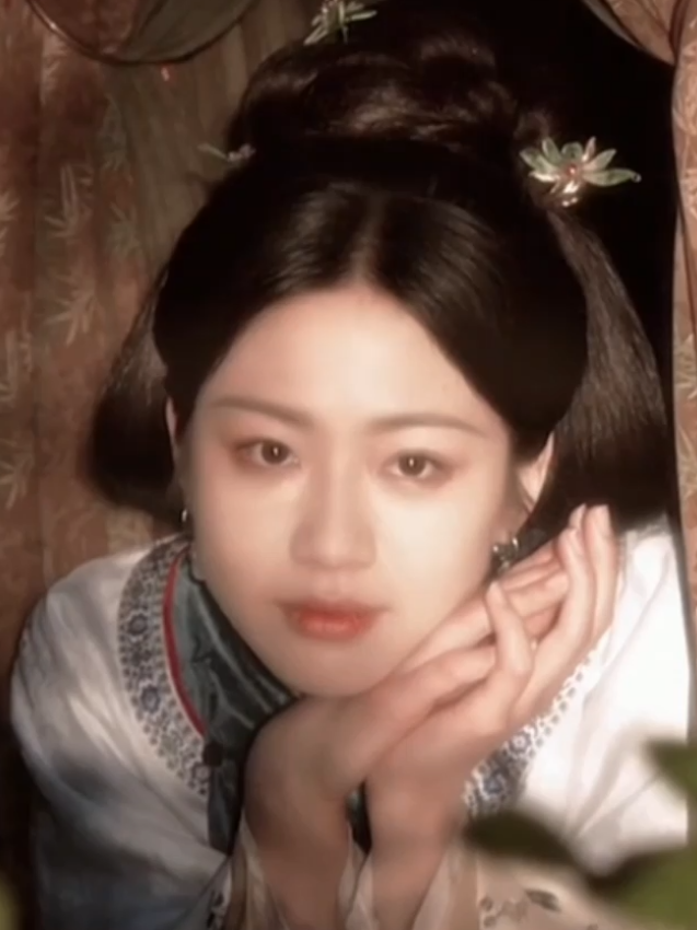 “Trên tay ta đã vướng quá nhiều máu người, e rằng cuối cùng vẫn sẽ xuống địa ngục. Đến lúc đó ta sẽ xuống địa ngục tìm chàng chơi nhé. Cô ấy giống như một sợi dây thép rất mảnh, nhìn thì tưởng chỉ cần kéo nhẹ là sẽ đứt, nhưng thật ra lại kiên cường như thép vậy”  #huonghamchi #xianghanzhi #daisinhynhan #nguoilamanlon 