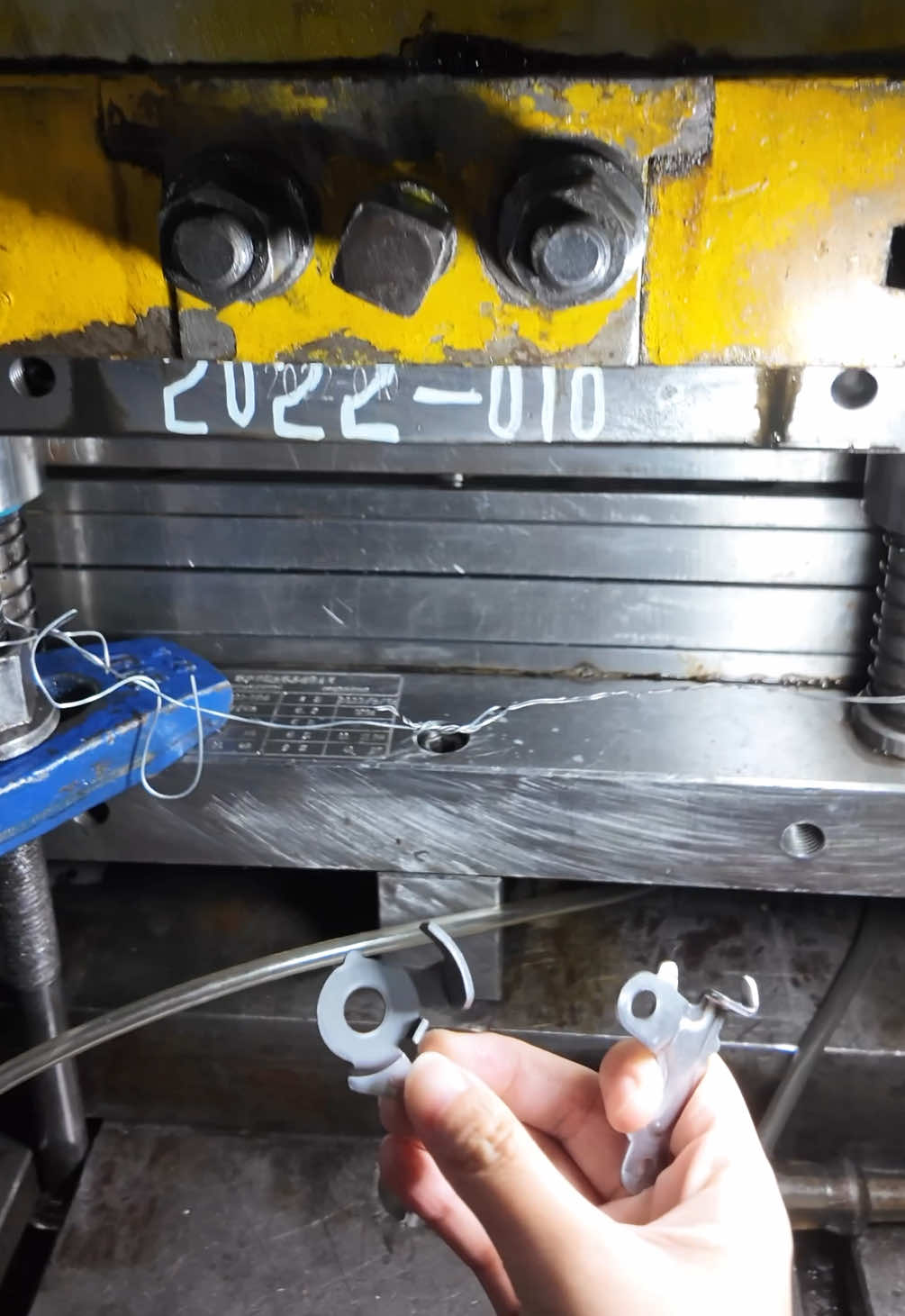 Custom progressive dies for stamping, custom stamped parts#stampingparts #stampingdies #mould #autoparts #mold 