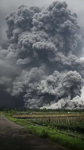 Mount Semeru Eruption 4K — Massive 5700m Ash Plume + Powerful Eruption Compilation (Indonesia & Philippines)