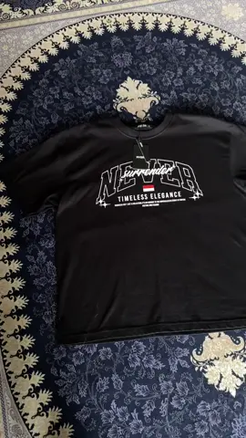 “Oversize boxy tee ‘NEVER SURRENDER’. Grafiti bold, look-nya street, pesannya kuat. Dibuat dari cotton combed 24s yang super comfy—cocok buat lo yang nggak gampang nyerah. Fit chill, energi tetap strong.” #fyp #viral #fypシ #oversizefit #neverSurrender            