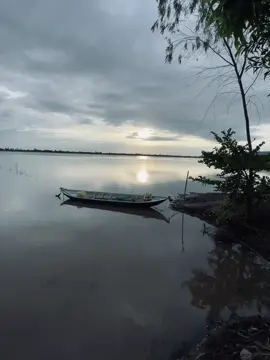 如果我们没有在错误的时间，错误的地点相遇..那么结局或许就不会那么悲伤。 Giá như mình không gặp nhau trong thời điểm sai, ở một nơi sai... thì có lẽ kết thúc sẽ không buồn đến vậy.