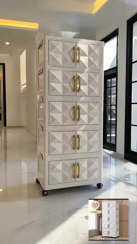 Bahannya tebal, kuat, anti lembab, dan awet tahunan—cocok untuk pakaian, perlengkapan bayi, handuk, hingga penyimpanan serbaguna. Ukurannya 50 cm dengan tinggi 120 cm sehingga muat banyak namun tetap hemat tempat. Warnanya putih elegan, membuat ruangan terlihat lebih bersih dan mewah. Praktis dipasang, mudah dibersihkan, dan bisa dipindah karena ada roda. Solusi terbaik untuk kamar minimalis dan rumah modern! 👉 Lemari lipat plastik magnet yang stylish, kuat, dan anti ribet! 🔥 HASHTAG SEO #LemariLipatPlastik #LemariMagnet #LemariPlastik5Lapis #LemariPutihMinimalis #LemariPlastikKokoh 