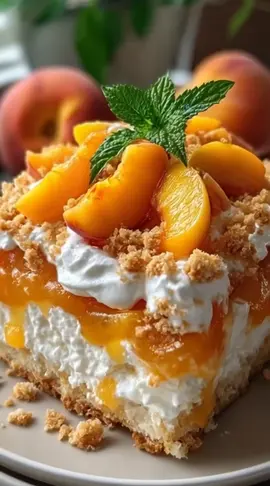 🍑 Torta Poke Cake de Durazno — Versión Completa + Saludable Un pastel húmedo, frutal y cremoso donde cada bocado estalla con el sabor dulce del durazno. Ideal para reuniones, ventas o una tarde especial. ⭐ INGREDIENTES (Rinde 12 porciones) Base del bizcocho 1 caja de mezcla para torta de vainilla (450 g aprox.) Ingredientes de la caja (generalmente 3 huevos, 120 ml aceite, 240 ml agua) Gelatina de durazno 1 paquete de gelatina sabor durazno (85 g) 1 taza (240 ml) de agua hirviendo Cobertura 1 lata de pie filling de durazno (540 g) 2 tazas (400 ml) de crema chantilly o nata montada Duraznos frescos para decorar (opcional) 🕒 TIEMPOS Preparación: 15 minutos Horneado: 25–30 minutos Enfriado inicial: 10 minutos Reposo en refrigerador: 2 horas Montaje final: 10 minutos ➡️ Duración total: 3 horas aprox. 🔥 INSTRUCCIONES 1️⃣ Precalentar Precalentar el horno a 175°C. Engrasar un molde rectangular de 23 x 33 cm (9x13 pulgadas). 2️⃣ Preparar el bizcocho Preparar la mezcla según las indicaciones (normalmente: mezclar huevos + aceite + agua + mezcla). Verter en el molde y hornear 25–30 minutos o hasta que al insertar un palillo salga limpio. Dejar reposar 10 minutos. 3️⃣ Perforar Con el mango de una cuchara de madera, hacer agujeros por toda la superficie del bizcocho. 4️⃣ Gelatina Disolver la gelatina de durazno en 1 taza (240 ml) de agua hirviendo. Verter lentamente sobre el bizcocho caliente para que entre en los agujeros. 5️⃣ Refrigerar Llevar a la heladera 2 horas hasta que la gelatina esté completamente firme. 6️⃣ Pie Filling Distribuir de manera uniforme el pie filling de durazno sobre la torta fría. 7️⃣ Cobertura Agregar una capa generosa de crema chantilly. 8️⃣ Decorar y servir Decorar con rodajas de durazno fresco si deseas. Servir bien frío. 🥗 VERSIÓN SALUDABLE (Light + Menos azúcar) Sustituciones: Mezcla de torta → Preparar un bizcocho casero con: 200 g harina integral o 0000 2 huevos 80 g azúcar mascabo o eritritol 60 ml aceite de coco o girasol 200 ml leche descremada o vegetal 1 cdita polvo de hornear 1 cdita esencia de vainilla Gelatina saborizada → 85 g gelatina sin azúcar Pie filling → 2 tazas de duraznos en su jugo picados + 1 cda de maicena + 2 cdas de agua + 1 cda de stevia (espesar 5 minutos a fuego bajo) Chantilly → Yogur griego sin azúcar + un toque de stevia (queda cremoso y fresco) 👉 Resultado: Menos calorías, más fibra, menos azúcar y sabor igual de delicioso. 🔢 VALOR CALÓRICO APROXIMADO (versión tradicional – porción 1/12) Calorías: 280–320 Grasas: 12 g Carbohidratos: 42 g Proteínas: 3 g (versión saludable – porción 1/12) Calorías: 170–200 Grasas: 6 g Carbohidratos: 26 g Proteínas: 5 g