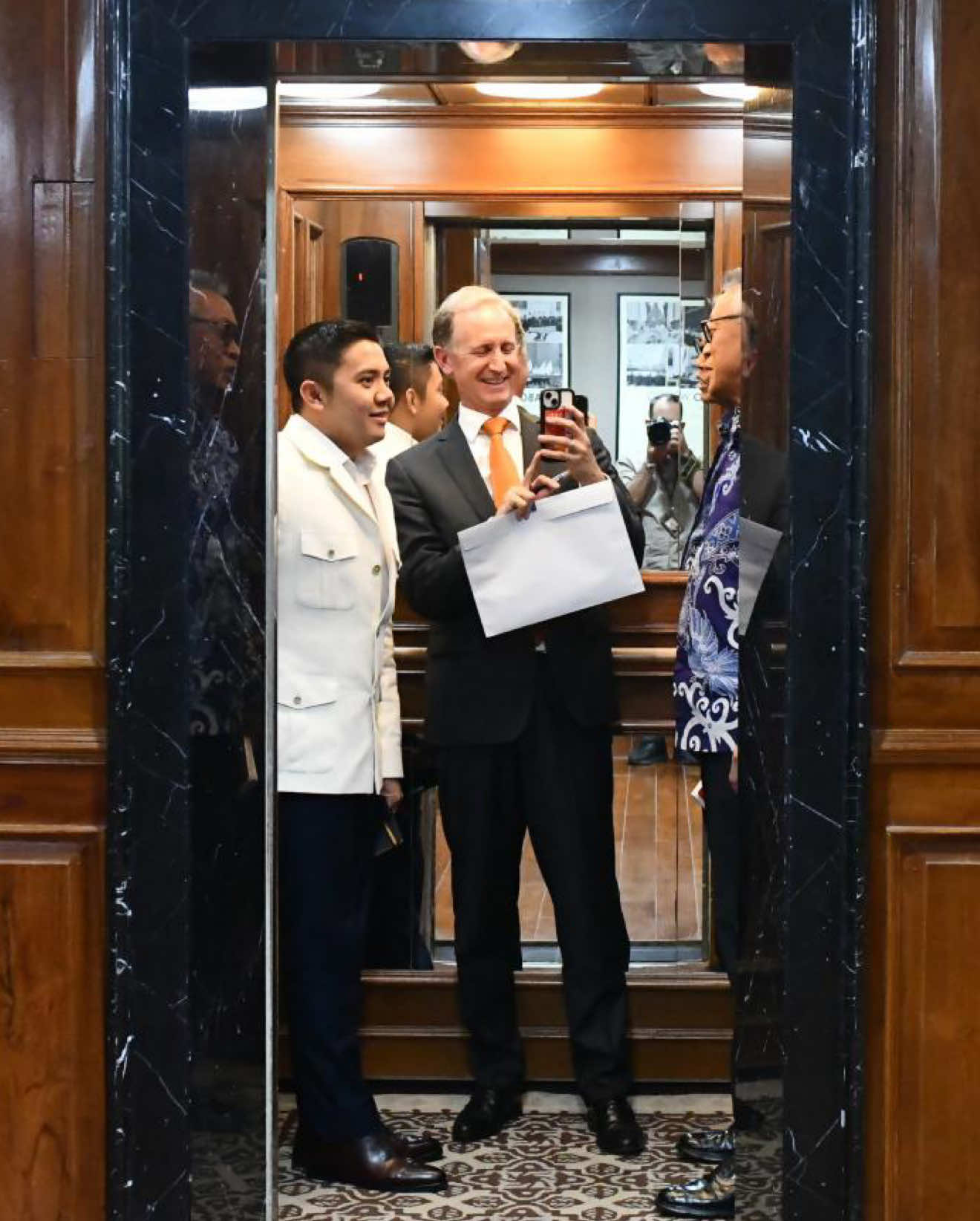 Sekretaris Kabinet Teddy Indra Wijaya menerima Dubes Belanda Marc Gerritsen di Gedung Setkab, bertepatan dengan satu tahun penyerahan surat kepercayaan kepada Presiden Prabowo. Keduanya membahas penguatan kerja sama Indonesia–Belanda di bidang pangan, air, energi berkelanjutan, investasi, dan hilirisasi, serta rencana pengembalian sejumlah artefak bersejarah ke Indonesia. Dubes Gerritsen juga menyampaikan apresiasi Raja Willem-Alexander dan Ratu Maxima atas kunjungan Presiden Prabowo ke Belanda, sekaligus rencana kunjungan Ratu Maxima ke Indonesia. #POVTeddy #TIWHQ #SeskabTeddy