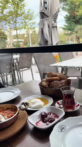 مطعم Emirgan sütiş اسطنبول🇹🇷✨ نظام المطعم بالطلب الشكشوكه لذيذه😍 #اسطنبول #تركيا #travel #istanbul #turkey 