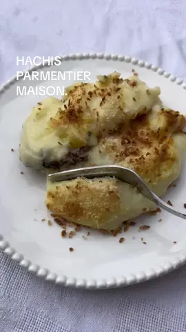 Hachis parmentier  Ingrédients :  - 700g de viande hachée  - 2-3 gousses d’ail  - 1 oignon  - 1kg de pommes de terre  - du lait  - du beurre  - sel, poivre  - huile d’olive  - 1 verre d’eau avec 2 càc de fond de veau  - chapelure panko - persil  Préparation :  1. Éplucher et couper grossièrement les pommes de terre, les cuire à la vapeur  2. Émincer ail et oignon, les faire revenir dans l’huile d’olive, ajouter la viande hachée puis le fond de veau, laisser réduire pendant 15-20 minutes  3. Ajouter ensuite le persil hachée et assaisonner  4. Préparer la purée en écrasant les pommes de terre, les mélanger avec le beurre, le lait, ajuster les quantités selon la texture souhaitée, puis assaisonner  5. Dans un plat allant au four, disposer la viande puis la purée, terminer avec la chapelure et l’huile d’olive, 10 minutes à 180ºC #recette #recettefacile #cuisine #potato #food 