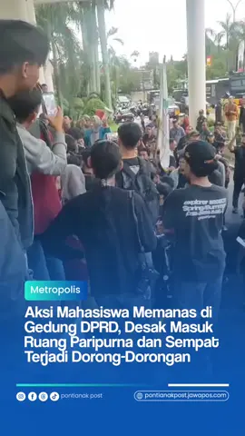 Hujan deras tak menyurutkan hampir seratus mahasiswa dari berbagai organisasi kampus di Kalbar untuk menggelar aksi demonstrasi di depan Gedung DPRD Kalbar, Jumat (21/11). Mereka menyoroti isu nasional seperti RKUHP hingga persoalan krusial di Kalimantan Barat. Situasi sempat memanas ketika peserta aksi membakar ban bekas hingga asap hitam membumbung di tengah hujan. Massa juga berupaya mendesak pimpinan DPRD untuk membuka ruang dialog di ruang paripurna. Beberapa anggota DPRD Kalbar akhirnya turun menemui massa, namun pertemuan berlangsung tegang. Aksi dorong sempat terjadi ketika mahasiswa mencoba merangsek masuk ke area gedung sehingga anggota dewan memilih mundur demi menghindari eskalasi. DPRD Kalbar menegaskan tetap menghargai aspirasi mahasiswa, namun belum bisa mengambil keputusan terkait permintaan masuk ke ruang paripurna karena pimpinan tidak berada di tempat serta mempertimbangkan faktor keamanan. Dialog lanjutan kembali dilakukan menjelang magrib untuk memastikan peserta aksi dapat diterima dan berdiskusi lebih lanjut. baca selengkapnya: pontianakpost.jawapos.com #Demonstrasi #Mahasiswa #DPRDKalbar #Pontianak #AksiProtes 