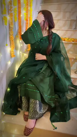 Mehndi Lagai Outfit 🥰😍🎀 #viralvideo #trending #fyppppppppppppppppppppppp #real_natasha_ #foryoupage❤️❤️ 