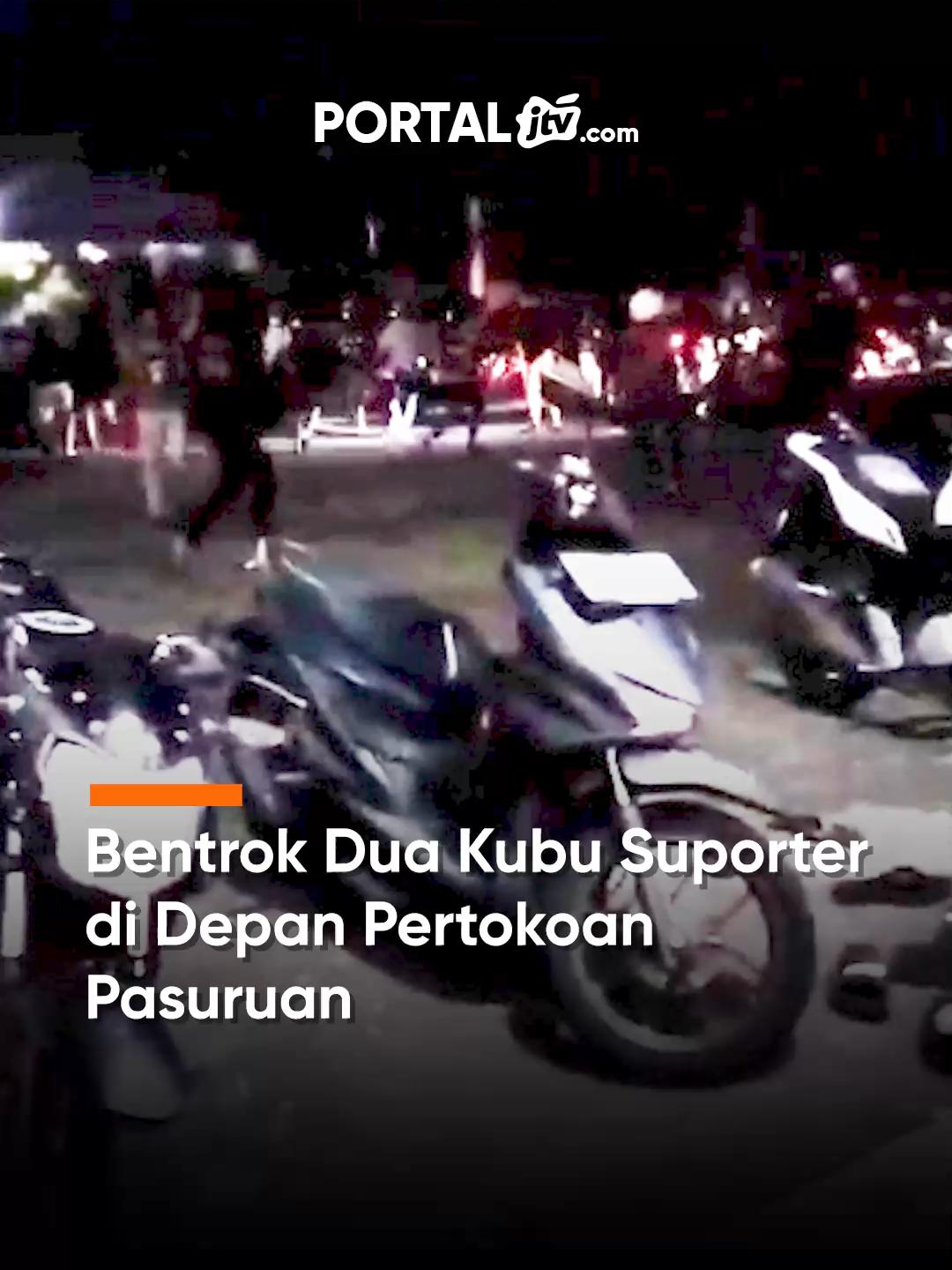 Bentrok Dua Kubu Suporter di Depan Pertokoan Pasuruan Keributan terjadi di depan pertokoan Desa Nogosari, Pandaan, saat dua kubu suporter berpapasan pada Jumat dini hari. Aksi saling serang hingga pelemparan petasan membuat warga panik dan ketakutan. Polisi masih belum menerima laporan resmi terkait kejadian ini. #pasuruan #pandaan #keributan #jtvrek #portaljtvcom