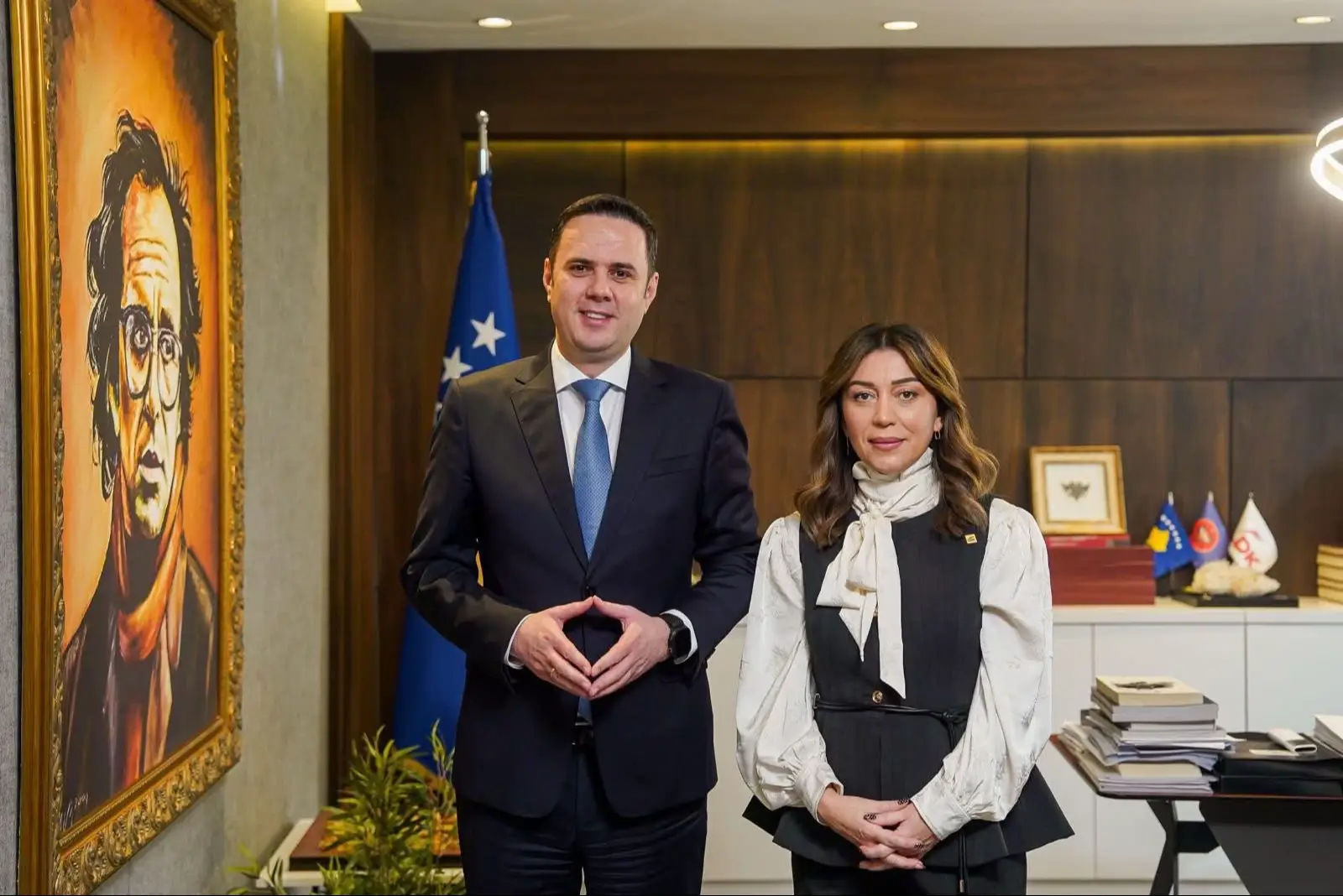 Mirë se vjen, Adelina! Adelina Thaçi Meta, një nga zërat më të fuqishëm dhe më të dashur të skenës muzikore shqiptare, nga sot i bashkohet Lidhjes Demokratike të Kosovës. Me mbi dy dekada karrierë të suksesshme në muzikën klasike dhe atë moderne, Adelina është një prej emrave më përfaqësues të kulturës sonë. Soprano profesionale, këngëtare e suksesshme e muzikës pop dhe profesoreshë me përvojë të gjatë në vokal, ajo ka shënuar arritje që e vendosin ndër artistet më të respektuara të vendit dhe rajonit. Ajo ka qenë soliste e Filharmonisë së Kosovës për më shumë se një dekadë, profesoreshë e solo-këndimit për 23 vite, dhe aktualisht ligjëruese universitare në lëndët Teknikë Vokale, Diksion dhe Repertor. Arsimimin e kreu në Universitetin “Shën Kirili dhe Metodi” në Shkup dhe në Fakultetin e Arteve në Prishtinë, Adelina ka ndërtuar një profil të lartë profesional e akademik. Në skenën ndërkombëtare ka shkëlqyer me interpretimet e saj operistike, bashkëpunimet me dirigjentë të njohur, debutimet në role të rëndësishme dhe me projektin madhor të duetit “Dolce Suono” me tenorin me famë botërore José Carreras. Po ashtu, ajo ka përfaqësuar vendin në festivale të mëdha në Kroaci, Itali, Gjermani e deri në SHBA. Në muzikën pop, Adelina është artiste fituese e shumë çmimeve të para në festivale prestigjioze në Kosovë e Shqipëri, me tri albume e dhjetëra këngë e videoprojekte të suksesshme. Si trajnere vokale dhe themeluese e Ansamblit Vokal “Zanat”, ajo ka kontribuar në rritjen e brezave të rinj të artistëve dhe në promovimin e vlerave tona kulturore e muzikore në vend dhe jashtë tij. Sot, Adelina Thaçi Meta hap një kapitull të ri të angazhimit qytetar e politik. Ajo i bashkohet LDK-së duke sjellë me vete profesionalizëm, integritet, humanizëm dhe një reputacion që na nderon. LDK fiton sot një kuadër të çmuar një artiste që beson në vlerat tona, në rrugëtimin tonë dhe në misionin për të ndërtuar një Kosovë me më shumë kulturë dhe zhvillim. Ardhja e saj, dhe e shumë të tjerëve që po na bashkohen, është një thirrje për bashkim të secilit që beson se vendi meriton më shumë; që dëshiron ndryshim e që angazhohet për të. Dyert tona janë të hapura. Adelina është e martuar me Bardhylin dhe kanë dy vajza Fionën dhe Melisën. Mirë se vjen, Adelina Thaçi Meta! #LDK #LumirAbdixhiku #lidhjademokratike 