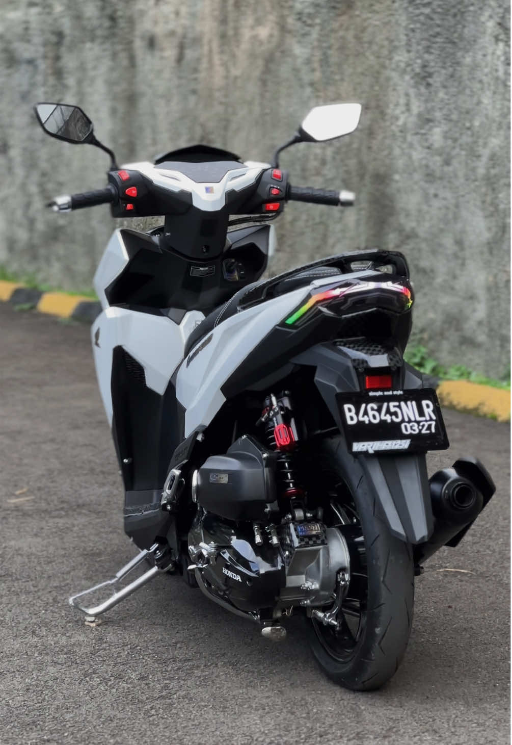 Ubur ubur ikan lele coba ketik pantun di komentar le 🗿 #vario #varioledold #varioputih #fyp 