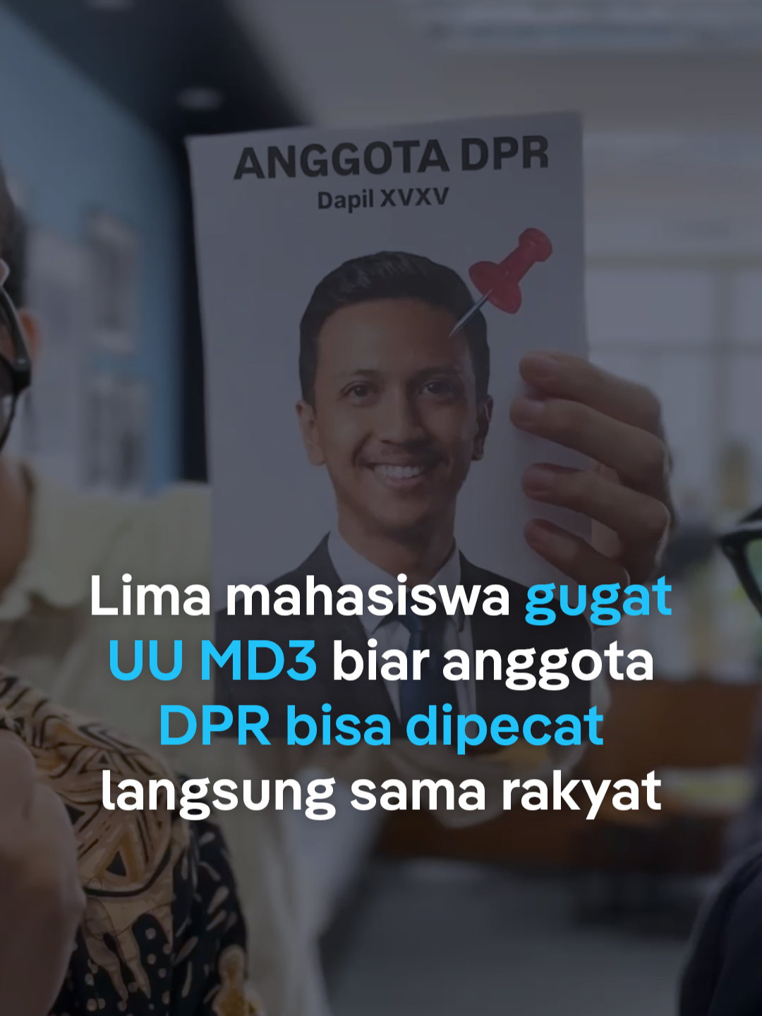 Lima mahasiswa menggugat UU MD3 karena menilai publik enggak punya ruang untuk mencopot anggota DPR yang kehilangan kepercayaan. Beberapa negara seperti Taiwan udah punya mekanisme recall dan pengamat menilai usulan mekanisme serupa layak dipertimbangkan diterapkan di Indonesia biar kedaulatan tetap ada di tangan rakyat. #dwaktok