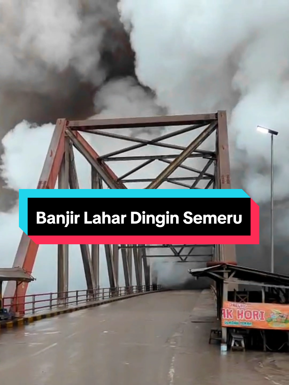 Banjir Lahar Dingin Sore Ini Keluarkan Asap Panas Letusan Sekunder di Jembatan Perak #banjir #semeru #erupsisemeru #cakbasmanofficial #samudrasemeru 