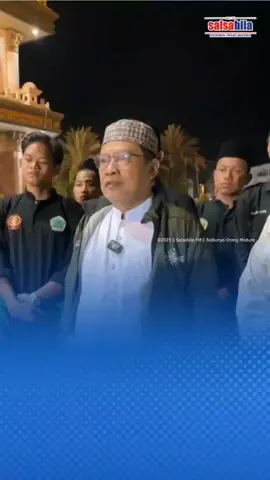 salsabilafm.com – Pengurus Cabang Nahdlatul Ulama (PCNU) Kabupaten Sampang ikut hadir dalam rangkaian Nyalase Aghung (Ziarah Akbar) di Bangkalan, Kamis (20/11/2025) malam. Kegiatan ini untuk menghormati dan mengenang jasa Syaikhona KH. Muhammad Kholil bin Abdul Latif yang dianugerahi gelar Pahlawan Nasional oleh Presiden RI, Prabowo Subianto.  Acara Nyalase Aghung ini diikuti ribuan jamaah, para kiai, dan pengasuh pondok pesantren dari berbagai daerah di Madura. Ketua PCNU Sampang, KH M. Itqan Bushiri menyampaikan apresiasi dan rasa syukur atas terselenggaranya acara tasyakuran atas penganugerahan gelar Pahlawan Nasional bagi Syaikhona Kholil.  Menurutnya, gelar ini diberikan oleh negara sebagai pengakuan atas jasa besarnya dalam mengembangkan pendidikan Islam dan membentuk generasi ulama yang kemudian melahirkan organisasi besar, Nahdlatul Ulama (NU).  “Gelar Pahlawan Nasional ini bukan sekadar penghargaan formal, tetapi pengingat bagi kita semua bahwa perjuangan dan ketulusannya (Syaikhona Kholil) harus terus diwariskan. Semoga generasi mendatang dapat meneladaninya dan lahir sebagai generasi terbaik bagi bangsa,” katanya. Nyalase Aghung, kata Kiai Itqon, bukan sekadar ziarah, tetapi juga sarana meneguhkan keteladanan, perjuangan, dan nilai-nilai spiritual yang diwariskan Syaikhona Kholil. Generasi muda diajak untuk menumbuhkan kembali semangat kecintaan terhadap ilmu, adab, dan perjuangan dalam membangun peradaban Islam yang moderat, berakar pada tradisi pesantren. Lebih dari sekadar ritual keagamaan, Nyalase Aghung menjadi ruang berkumpulnya berbagai elemen masyarakat, mulai dari tokoh agama, santri, hingga masyarakat umum. Kebersamaan ini menunjukkan kuatnya ikatan sosial dan spiritual yang dibangun oleh warisan keilmuan Syaikhona Kholil, sekaligus memastikan nilai-nilai perjuangannya tetap relevan hingga saat ini. 