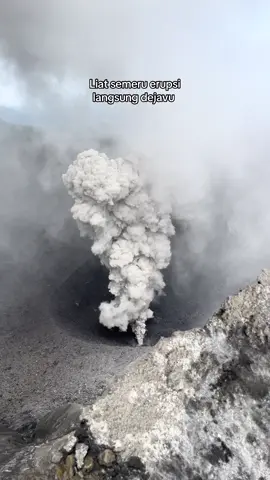 Padahal gunung ini sama bahaya nya karna setiap detik erupsi tapi masih di buka #dukono #semerumeletus #semeruerupsi #viral #pendakian 