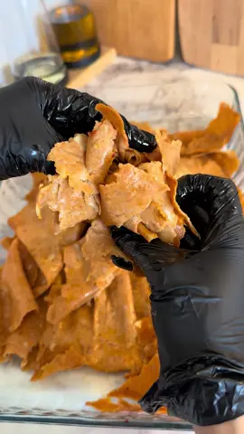 Merhaba arkadaşlar viral olan İskender dönerin tavuklusunu yaptık gerçekten harika bir lezzet ister dürüm şeklinde veya ekmek arası nasıl isterseniz öyle yapa bilirsiniz 😋 Rezept in den Kommentaren fixiert 📌 Malzemeler :  800 gr tavuk but ( incik but ) robottan geçirin  2 yemek kaşığı yoğurt  1 tatlı kaşık domates salça Sıvı yağ  Tavuk baharatı veya döner baharatı  Köri egerki tavuk baharatı kullanırsanız  Kara biber  Pul biber  Toz biber  Tuz dikkat edin tavuk baharatı kullanırsanız tuz katmayın  Yapılışı :  Butların etlerini ayırıp bir robottan geçirip  bütün malzemeleri bir kabin içinde yoğurun . Beze şekli verip yağlı kağıtın üstüne koyup üzerine tekrar yağlı kağıtla kapatın . Merdane yardımıyla ince şekilde açıp üsteki yağlı kağıtı kaldırıp rolü şeklinde sarıyoruz . Fırın tepsisine yerleştirip 200 derecede yaklaşık 15-20 dk pişiriyoruz . Her fırın farklı oluyor . Daha kızarmış isterseniz bir tavanın içinde tavuku yağlı kâğıttan çıkarıp küçük küçük şekil verip pişire bilirsiniz . İster döner ekmeğinde veya durum şekilde afiyetle yiye bilirsiniz . Bol salata ile harika bir lezzet oluyor . Afiyet olsun 🫶 Not : tavukların kemiklerini ayırırken etler bazen kala biliyor onu güzel haşlayıp tavuk çorbası yapa bilirsiniz veya suyunu yemeklere ilave ede bilirsiniz . Eti açarken çok kalın yapmayın ince olsun daha lezzetli oluyor . Sakin tavuk göğsü kullanmayın çünkü sert olur . But incik butu kullanırsanız biraz yağlı olduğu için daha lezzetli oluyor .  . . . #iskender #döner #tavuk #viral #fyp 