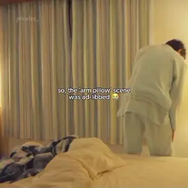 ternyata scene bantal lengan itu improv 😭😭 translate: - Ini akan menjadi kali pertama kalian berakting bersama, apa kesan kalian satu sama lain? Maeda: “Rintaro-kun tidak takut menerima setiap adegan yang aku berikan padanya. Adegan ‘bantal lengan’ di episode pertama sebenarnya dilakukan secara improvisasi. Aku telah menjelaskan langkah-langkahnya secara singkat sebelum syuting, dan dia merespons dengan cepat bahkan ketika aku sedikit mengubah dialognya. Aku pikir itu benar-benar luar biasa bahwa dia bisa melakukannya di usianya yang masih muda.” #deliveringdeliciousdivorces #oishiirikontodokemasu #mizusawarintaro #maedagoki #japanesebl 