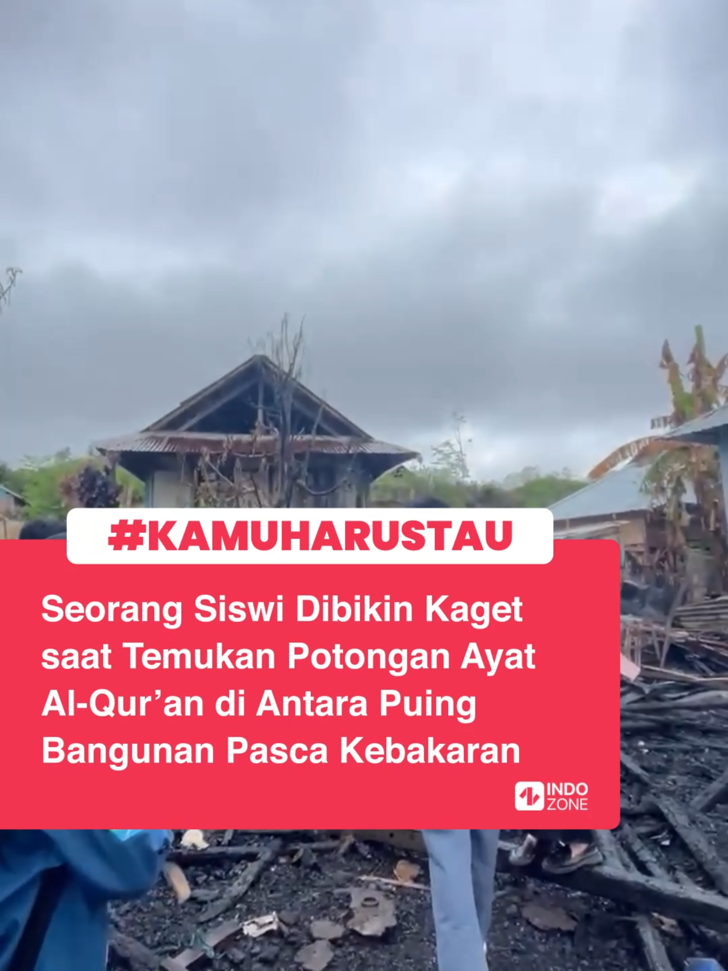 Ada kisah haru saat OSIS SMAN 1 Langgudu di Kabupaten Bima, Nusa Tenggara Barat, mengunjungi lokasi kebakaran di Desa Dumu. Di tengah-tengah proses pemberikan bantuan pada korban, salah satu siswi menemukan potongan ayat suci Al-Qur’an di antara puing bangunan yang hangus. Temuan tersebut membuat siswa-siswi lainnya tercengang, sebab potongan ayatnya berisi firman Allah Surah Al-Hasyr ayat 2, yang artinya; 
