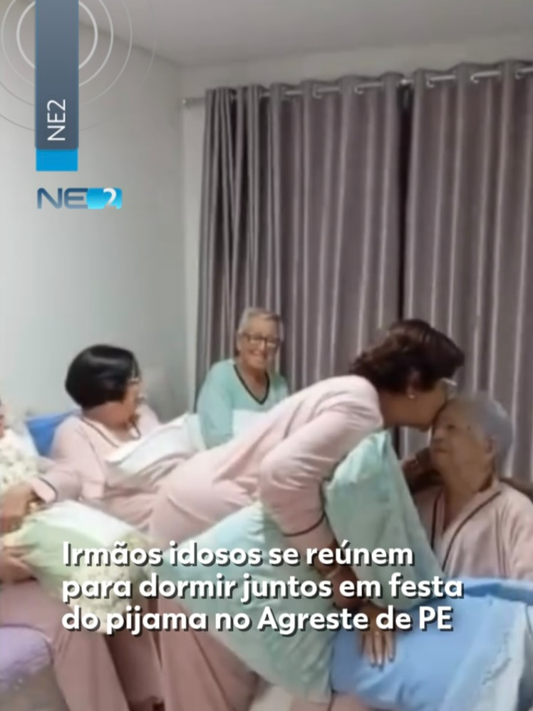 #Pernambuco - Onze irmãos idosos decidiram reviver a infância e organizaram uma festa do pijama para dormir todos juntos novamente. De travesseiros em mãos e pijamas combinando, eles chegaram um a um à casa da irmã mais velha, que aparece no vídeo sentada em uma cadeira de rodas, em Camocim de São Félix, Agreste de Pernambuco. O momento foi registrado e compartilhado nas redes sociais por uma das netas, a médica Lívia Neves Montenegro. “Precisava compartilhar essa noite especial que minha avó e meus tios-avôs vivenciaram. Esse vídeo simples fala sobre amor, união e a importância da família”, escreveu ela. “Meu coração está em festa e a emoção transborda por ver eles assim juntinhos e felizes”, completou a neta. 💛 O registro emocionou e reforçou o poder das lembranças afetivas e da união que atravessa gerações. Leia mais no #g1 #g1local #festadopijama #irmãos #tiktoknotícias