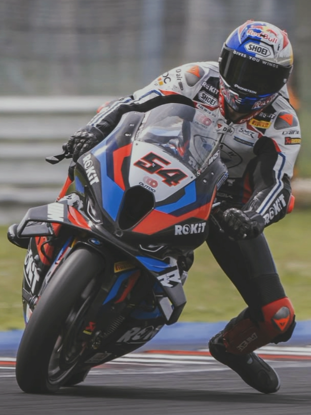 Toprak Razgatlıoğlu adalah seorang pembalap sepeda motor dari Turki yang berkompetisi di Kejuaraan Dunia Superbike dengan Yamaha YZF-R1. Dan menjadi juara dunia di tahun 2021 dengan pabrikan Yamaha, juara dunia di tahun 2024 bersama pabrikan BMW Motorrad dengan motor BMW M1000R. Di musim 2026 Toprak mengawalinya sebagai rookie dimlamotoGP bersama Yamaha Pramac racing. kita tunggu penampilan dari Toprak dan menambah seru tingkat MotoGP karena #fypシ゚   #toprakrazgatlıoğlu #wsbk #motogp #yamaha