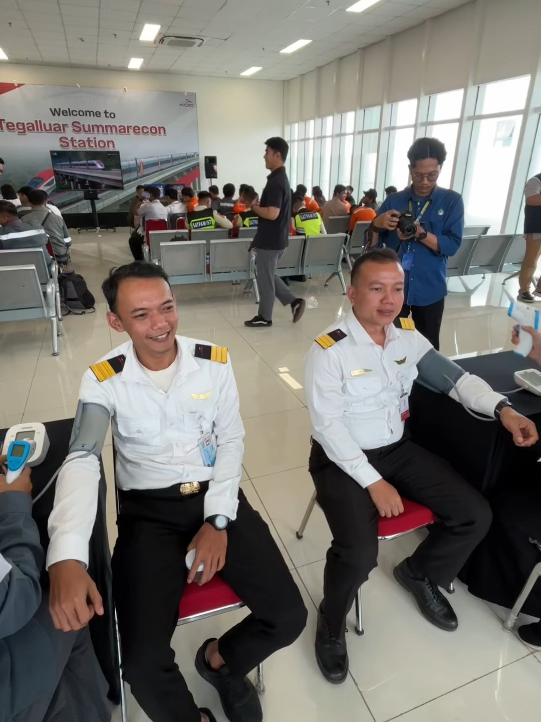 KCIC Pastikan Petugas Siap Nataru Lewat Tes Urine Acak bersama BNN Halo, Sobat #Whoosh! Menjelang libur Natal dan Tahun Baru, KCIC bersama BNN Jakarta Timur menggelar tes urine acak untuk 200 petugas Whoosh di Stasiun Tegalluar dan Halim untuk memastikan seluruh petugas dalam kondisi sehat dan siap melayani lonjakan penumpang. Kegiatan ini turut dihadiri oleh Kepala BNN RI, Komjen Pol. Suyudi Ario Seto, yang mengapresiasi langkah KCIC dalam menjaga standar keselamatan layanan Whoosh jelang momen libur panjang. Lewat upaya preventif ini, KCIC memastikan layanan Whoosh tetap aman, nyaman, dan andal, sehingga Sobat bisa menikmati perjalanan Nataru dengan lebih tenang! #Whoosh #KeretaCepat #NgeWhooshAja