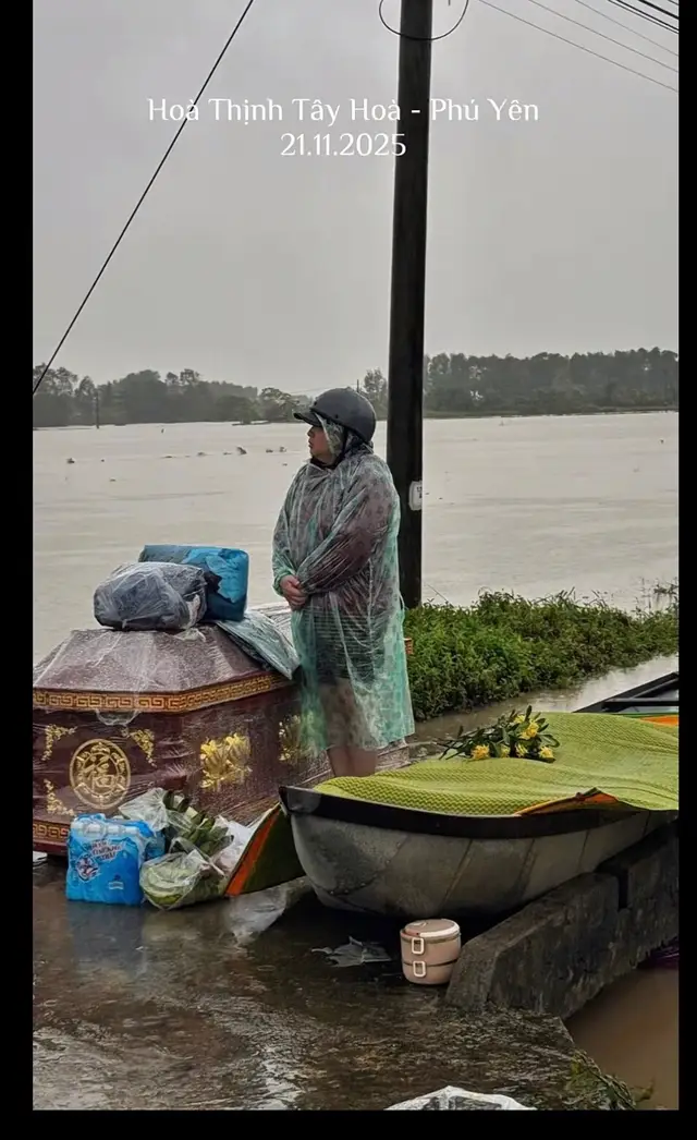 Mưa lũ đến nhấn chìm khúc ruột Thấy đau lòng ê buốt tim ta Nước dâng lên ngập mái nhà Phận người trong lũ xót xa khốn cùng. Thương nhiều lắm miền trung gian khó Suốt bốn mùa nắng gió bão dông Đời người sống kiếp long đong Nhìn bao em nhỏ đắng lòng người ơi! Mong lũ hết cho vơi nổi khổ Để bà con còn chổ nương thân Hãy trao một chút nghĩa ân Chung tay chia sẻ vơi dần nổi đau. Tình đồng  Đội ngọt ngào trong vắt Ta cùng nhau góp nhặt nghĩa tình Gởi trao một chút niềm tin Đến nơi yêu dấu của mình miền trung.