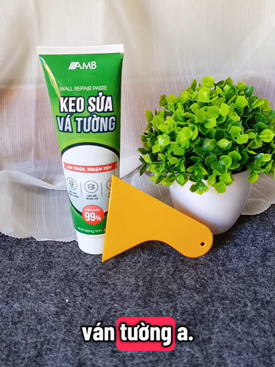 “Nhà bao việc nhưng tường nứt, tróc sơn không còn là nỗi lo nữa. Nhờ lọ keo vá tường AMB mà e tự xử đẹp trong vài phút, miết nhẹ là phẳng lì như mới luôn!” #keovatuong #keodantuong #suanhanhanh #tusuachuanha