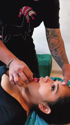 I’ve seen some crazy chiropractic videos but this has to be the weirdest #fyp #stretching #chiropractor 