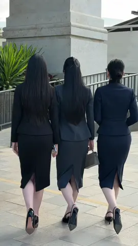 ✨ Set công sở không chỉ là đồ mặc đi làm, mà là ngôn ngữ của sự chuyên nghiệp. Một chút thanh lịch – một chút hiện đại – một chút điểm nhấn… và bạn đã nổi bật đúng cách. 🌟👠#thoitrangcongso #thoitrangcongsonu #docongso #congso #viral 