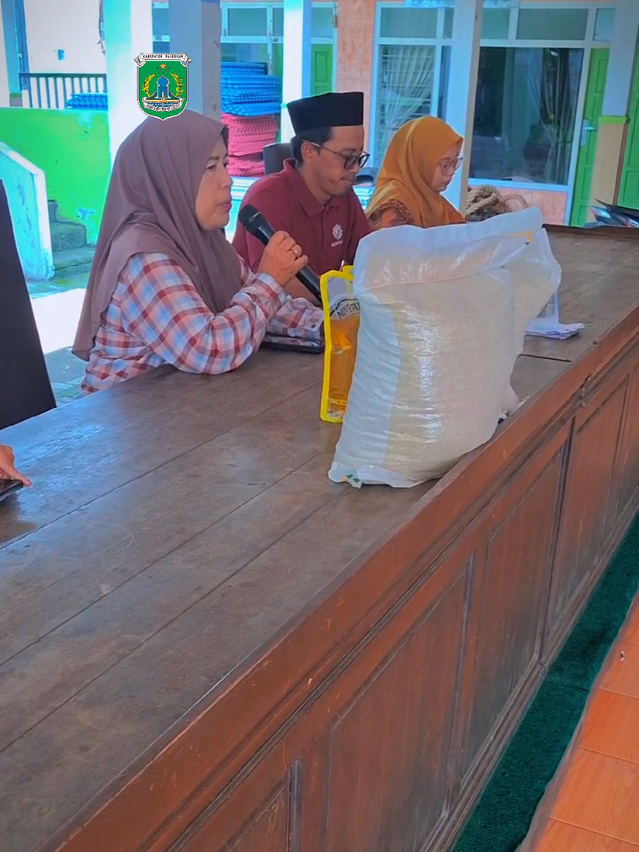 Alhamdulillah, pembagian Bantuan Pangan Non Tunai (BPNT) Desa Bulusari telah berlangsung pada Jum’at, 21 November 2025 mulai pukul 13.00 WIB. Sebanyak 169 penerima dari 11 dusun hadir dan masing-masing mendapatkan 20 kg beras serta 4 liter minyak goreng. Kegiatan berjalan tertib dan lancar, dengan pelayanan dari perangkat desa yang memastikan seluruh warga yang berhak menerima bantuan mendapatkan haknya. Pemerintah Desa Bulusari juga menyampaikan harapan agar ke depan, bantuan dapat semakin merata sehingga seluruh warga kurang mampu dapat tersentuh program ini. #DesaBulusari #BPNT2025 #BantuanPangan #PembagianBantuan #PemerintahDesa 