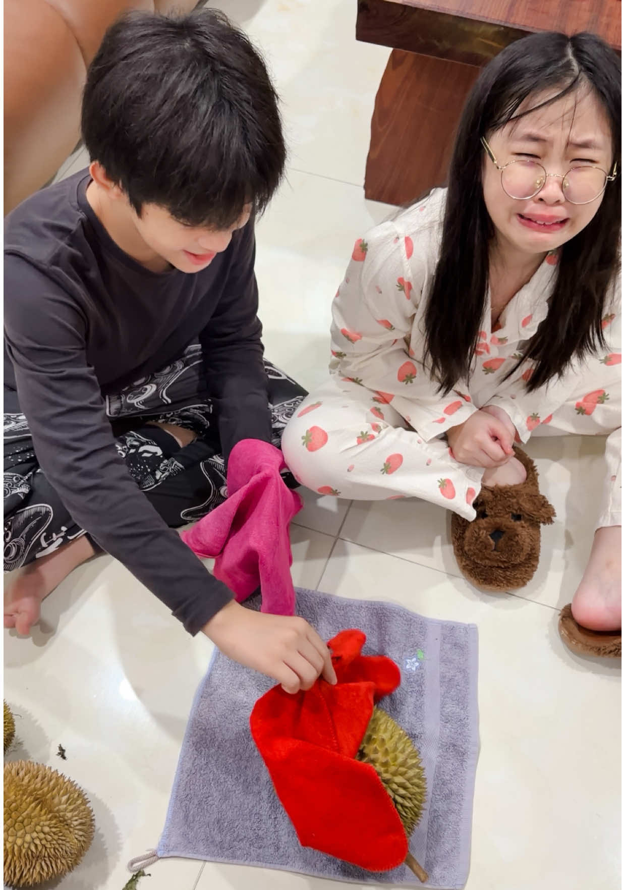 @Jacob_tobias Waktu papa lagi gak dirumah, staff papa antar durian waktu pulang dari kebun. Jadi krn di rumah gak ada yg bisa buka durian. Dari 5 biji ada 2 yg uda terbuka dikit, Kita pilih lah yg uda terbuka sikit itu jadi bisa tinggal kopek, tapi yg 1 hasilnya zonk🤣🤣 kasihan koko uda capek2 bukanya🤣