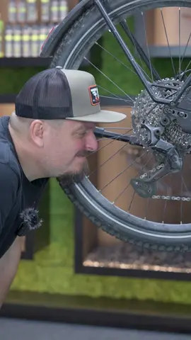 Kette wechseln? Kein Hexenwerk – wenn du weißt, worauf’s ankommt. 😉 1️⃣ Gänge zählen – passende Kette wählen 2️⃣ Hersteller beachten – Shimano ≠ SRAM 3️⃣ Schaltwerk, Kettenschloss & Länge prüfen Dann läuft’s wieder rund! ⚙️ @shimanogermany #vitbikes #biketipps #kettewechseln #bikecare #schraubertipp