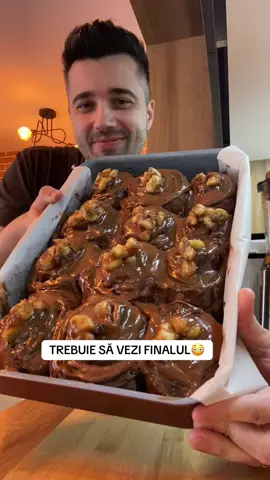 CINNAMON ROLLS CU LICHIOR DE CIOCOLATĂ, NUTELLA ȘI BANANE 🍫🍌🔥 sau „CINNAMON ROLLS BEȚIVE” 😂 Aluat: 	•	500 g făină 	•	60 g zahăr 	•	1 lingură cacao 	•	Un praf de sare 	•	2 ouă + 1 gălbenuș 	•	200 ml lapte călduț 	•	7 g drojdie uscată 	•	Scorțișoară după gust 	•	80 g unt topit 	•	50 ml lichior de ciocolată Umplutură: 	•	Unt moale 	•	Zahăr brun 	•	Felii de banane 	•	Nutella Înainte de cuptor: Se toarnă peste rulouri: 	•	200 ml smântână lichidă 	•	Lichior de ciocolată după gust Coacere: 45 min, 180°C, sus-jos, fără ventilație. Glazură: 	•	200 g Philadelphia 	•	80 g zahăr pudră 	•	3 linguri Nutella 	•	Vanilie 	•	Scorțișoară 	•	Lichior de ciocolată Topping de banane 	•	30 g unt 	•	Banane cubulețe 	•	1 lingură zahăr 	•	Scorțișoară 	•	Puțin coniac Asamblare finală: Se lasă rolls-urile 10 minute, apoi se pune glazura și toppingul de banane caramelizate. Obscen de bune. 🤤🔥 #food #reteta #romania #misiuneatiktok❤👸 #tiktokromania🇷🇴 