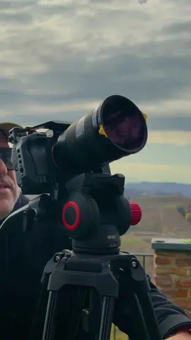 @neewerofficial Scopri il fantastico treppiede LL38 79″ / 200 cm con testa fluida: un compagno perfetto per i tuoi video da ristorante, i voli con drone, i reportage in cantina e tutto ciò che fai con la videocamera. E lo trovi nel mio shop con super sconto, non perdere l’occasione! 👉 Vai al link Ecco perché lo adoro: 	•	Altezza massima 200 cm (79″) e richiudibile a soli 91 cm: perfetto per riprese alte e per trasporto facile.   	•	Struttura in lega di alluminio, supporta fino a 8 kg (17,6 lb): stabile anche con fotocamere pesanti o rig con mirrorless + accessori.   	•	Testa fluida con movimento orizzontale 360° e inclinazione da -70° a 90°: totale libertà creativa per riprese cinematiche.   	•	Piastra a sgancio rapido + viti standard 1/4″ e 3/8″: facile passaggio macchina-camera e compatibile con accessori come monitor, luci, microfoni.   	•	Ottima anche per video, vlogging, streaming o reportage nei tuoi progetti (ristorante, drone, cantina): una valuta in più nel tuo kit video-maker. ⸻ Corri sul mio shop: questo tipo di occasioni non capitano tutti i giorni! @Neew@Neewer OfficialrcoMal#MarcoMalicanek#VideoMakerLifee#NEEWERGearo#KitVideoProfessionaledePro