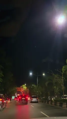 #kotabanjarmasin Gerbang batas antara Kota Banjarmasin dan Kabupaten Banjar terletak di Jalan A. Yani KM 6, meskipun ada juga gerbang di perbatasan Kota Banjarbaru dengan Kabupaten Banjar di Jalan A. Yani KM 37. Gerbang di KM 6 merupakan batas langsung antara Kota Banjarmasin dan Kabupaten Banjar. 