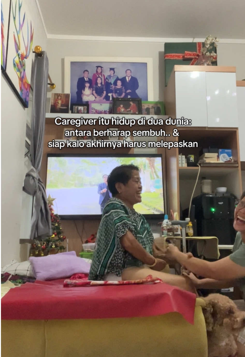 sebagai caregiver, aku belajar satu hal: hidup itu nggak selalu bisa ditebak… tapi kita selalu bisa milih cara menjalaninya💛 aku pribadi punya pegangan: hidup & mati bukan sesuatu yg menakutkan lagi, karena aku percaya sudah ada jaminan keselamatan dalam Isa Al-Masih✨ karena itu, setiap hari terasa lebih berarti. bukan pasrah… tapi melakukan yg terbaik, dengan hati yg lebih tenang & damai🙏🏻 dan buat teman-teman caregiver, apa pun keyakinan kalian… semoga setiap hari diberi keringanan, kasih, dan ruang untuk bernapas🫶🏻 Semoga perjalanan ini nggak cuma melelahkan, tapi juga membentuk kita jadi pribadi yg lebih lembut, bijak, dan penuh kasih💗 kalo kamu lagi di fase berat, ingat: kamu nggak sendirian. ada harapan, ada pegangan, ada damai yg bisa ditemukan —pelan-pelan, satu hari sekali🌤️  🌱share satu hal kecil yg bikin kamu kuat menghadapi dilema ini? 🤗 kamu butuh ruang aman buat berbagi? Yuk gabung di Ruang Caregiver  📎 Link di bio yah dan kalo kamu ngerasa konten ini ngena —follow aku juga ya, biar nggak ketinggalan cerita & insight lainnya☺️ by: angel barus,  caregiver mamak stroke 13 thn🥳