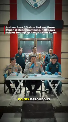 Seorang bocah berinisial FH (10) di Kabupaten Gowa, Sulawesi Selatan dilarikan ke RS Bhayangkara setelah pahanya terkena busur, Kamis (20/11/2025). Aksi pembusuran tersebut terjadi di Jl Bontomanai, Kecamatan Barombong, Kabupaten Gowa saat korban hendak berangkat les bahasa Inggris. Busur sendiri merupakan senjata tajam yang bentuknya mirip seperti ujung anak panah yang biasa dipakai oleh remaja atau geng motor dalam tawuran di Sulawesi, khususnya di Makassar dan Gowa. Senjatanya mudah dibuat, biasanya dari paku dan dilemparkan menggunakan ketapel. AKBP Muhammad Aldy Sulaiman selaku Kapolres Gowa mengonfirmasi hal tersebut. Ia menuturkan, korban dibusur oleh sekelompok remaja yang berboncengan menggunakan motor. “Datanglah para pelaku ini menggunakan kendaraan motor,” ujarnya, dikutip dari Tribun-Timur.com. Pelaku pun langsung melemparkan busur ke arah korban. Korban pun dilarikan ke RS Bhayangkara karena pahanya terkena busur. “Busur yang tertancap di paha korban sudah diangkat, Alhamdulillah kondisinya berangsur membaik,” lanjutnya. Ia juga memberikan bantuan kepada keluarga korban. “Semoga bantuan ini dapat meringankan dan bermanfaat bagi korban dan keluarganya,” ujar Aldy. Ia menuturkan, pihak Polsek Barombong telah berhasil menangkap 12 orang pelaku. “Alhamdulillah, sudah 12 terduga pelaku ditangkap,” kata Aldy. #mas #kapolresku #kapolresgowa #polriuntukmasyarakat #viral 