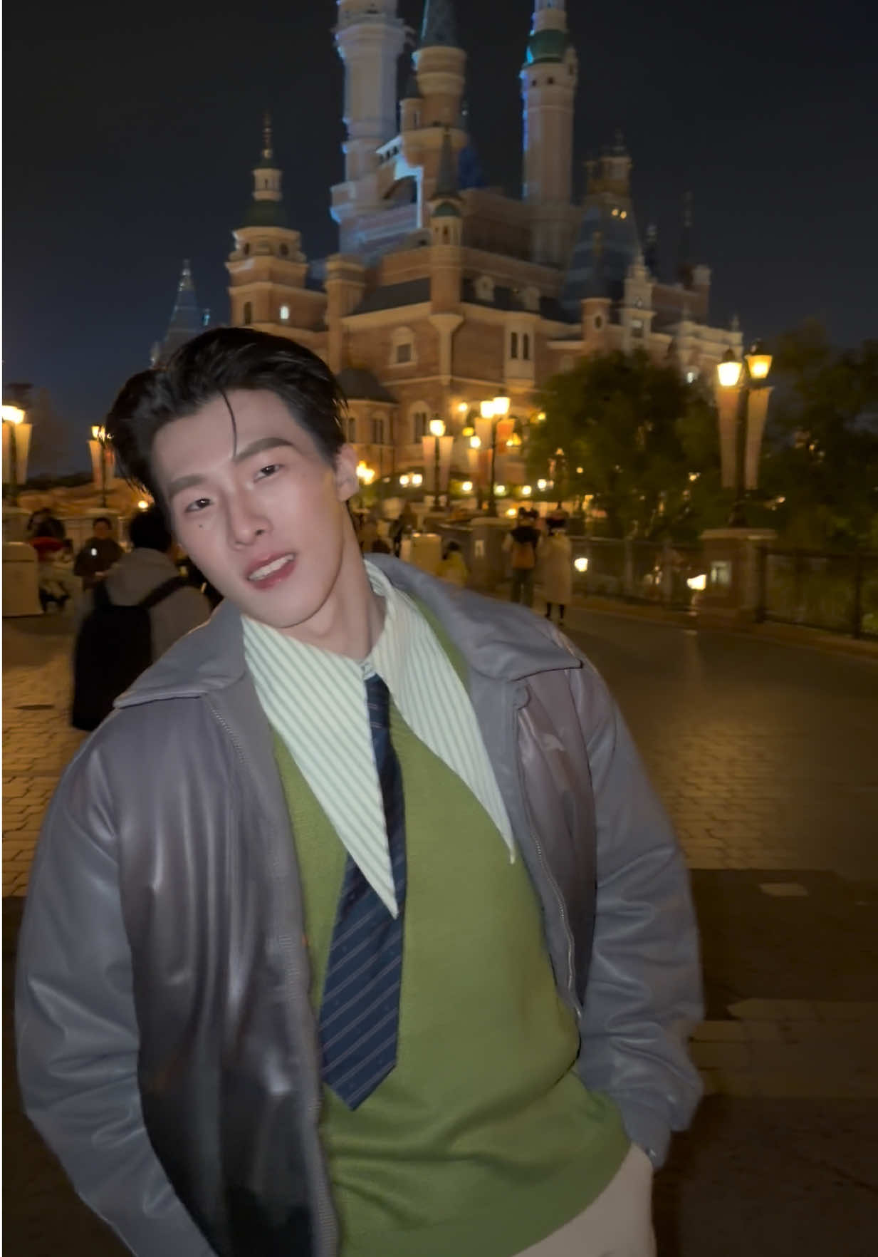 I hurt my Knee...., Dis-Ney! #disney #shanghai #fyp 