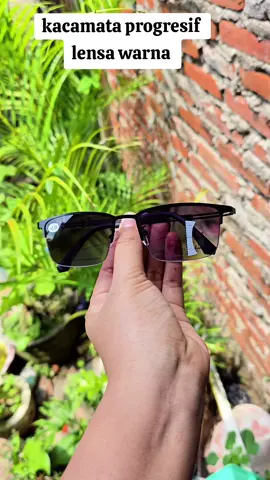 bisa tetap tampil keren meskipun pakai kacamata baca plus dong!!! lensa warnanya membuat mata adem dan tidak silau  #promo #kacamatabaca #kacamataplus #kacamataprogresif #kacamatamurah 