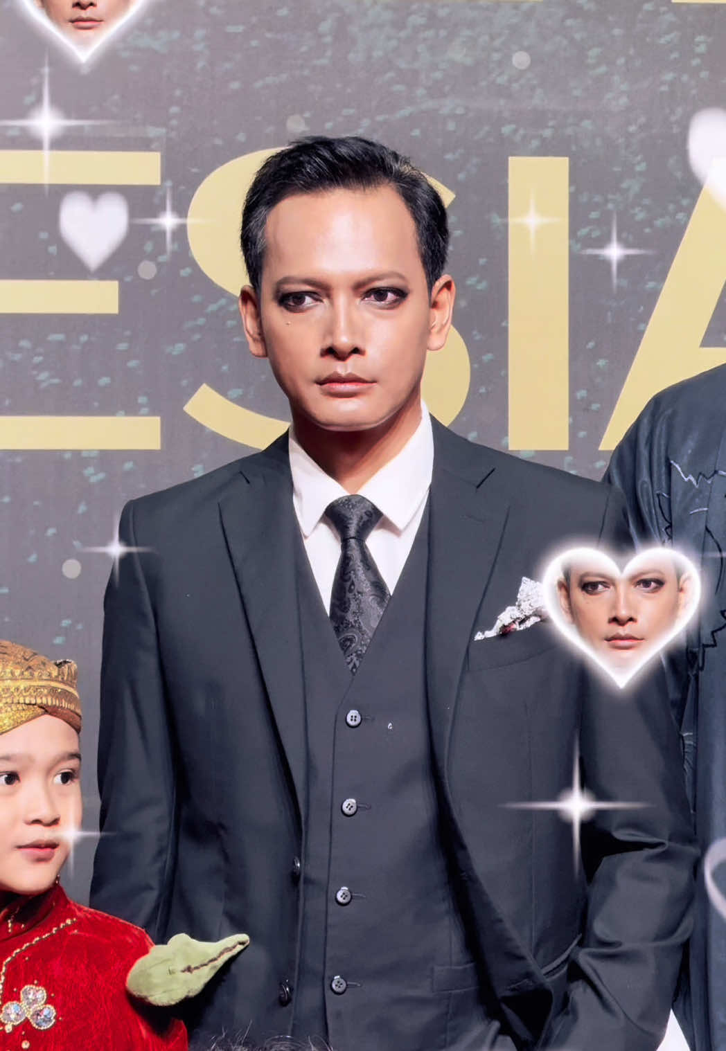 Gak nyangka akan ada part 2 eyeliner hitam @fedinuril , dan kali ini di Piala Citra Festival Film Indonesia 2025 😭 Ada yang penasaran gak nih, alasan pertama kali Fedi Nuril pakai eyeliner hitam di BIFF? Komen dibawah kalo penasaran, nanti minStyla spill!! 👀 #styloindonesia #pialacitra #festivalfilmindonesia