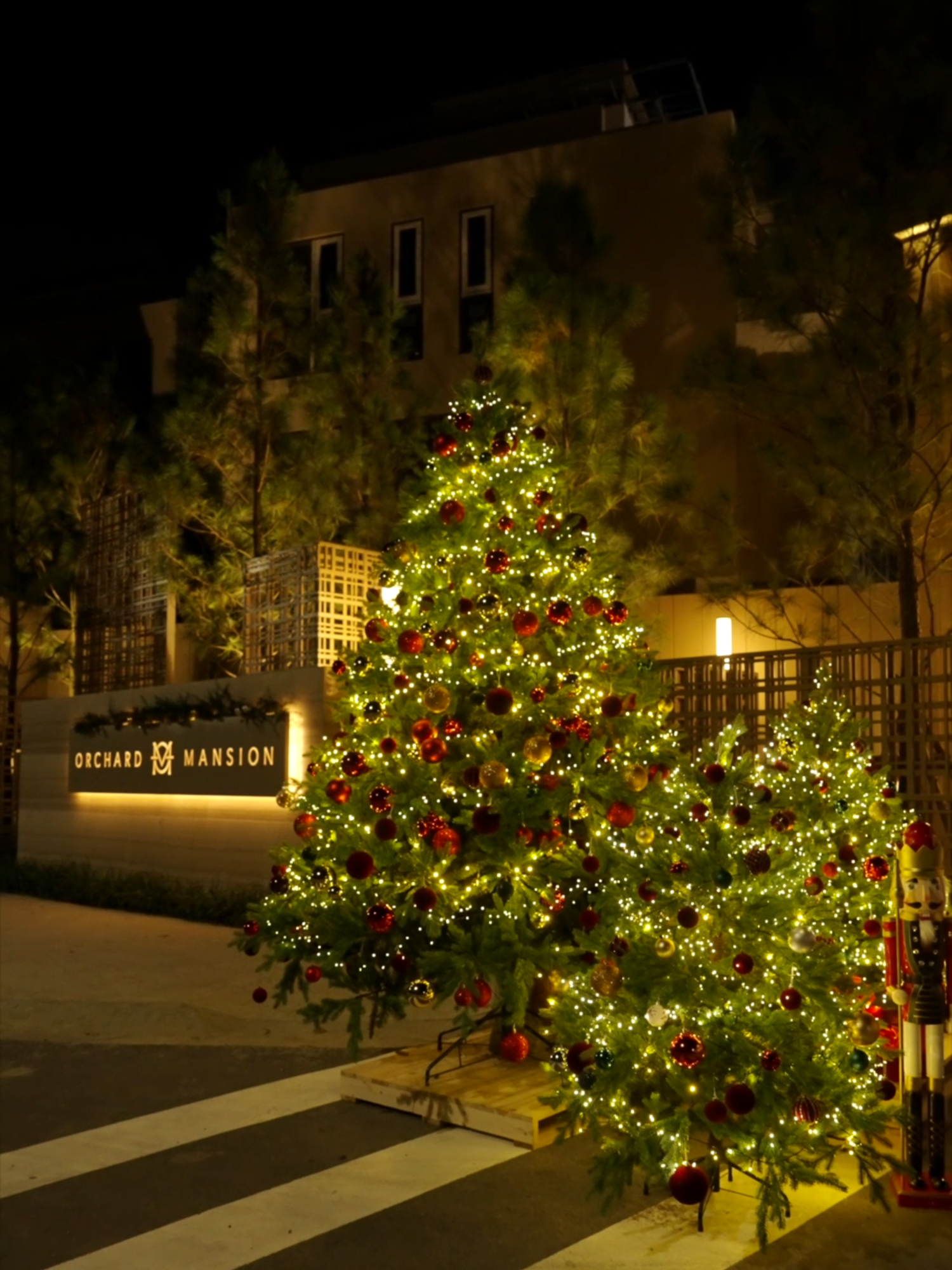 GIÁNG SINH ĐÃ GÕ CỬA ORCHARD MANSION @SYCAMORE! 🎄✨ [English below] Vương quốc Chú Lính Chì đã thức giấc, mang không khí lễ hội rộn ràng phủ khắp Orchard Mansion @SYCAMORE. Sẵn sàng chào đón mùa Giáng Sinh diệu kỳ và đừng bỏ lỡ 🌟 29.11.2025 – KHOẢNH KHẮC THẮP SÁNG CÂY THÔNG KHỔNG LỒ! 📍 Trải nghiệm ngay Mansion Club và Khu dinh thự mẫu Orchard Mansion để trực tiếp cảm nhận không gian thoáng đãng và thanh lịch bậc nhất. ——— CHRISTMAS HAS ARRIVED AT ORCHARD MANSION @SYCAMORE! 🎄✨ The Nutcrackers Realm has awakened, and Orchard Mansion @SYCAMORE is shining brighter than ever. Get ready for a magical Christmas season. Come and join us for 🌟 29.11.2025 – THE GIANT XMAS TREE LIGHTING UP! 📍 Visit Mansion Club and Orchard Mansion Show Village now to experience the sheer opulence in a home that defines luxury like never before. #CapitaLand #realestate #SYCAMORE #ThisisSYCAMORE #ThanhPhoHoChiMinhMoi #TPHCMMoi #SieuDoThi #SapnhapTPHCM #PhuongBinhDuong #BinhDuong #OrchardMansion #RiseBeyond #TinhHoaVuotTam
