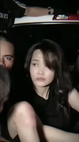 Chúng ta đã quá quan tâm đến nhan sắc của cô gái này. Mà không để ý rằng, trong quá trình bắt giữ một vài tên cảnh sát người Campuchia đã có những hành vi không chuẩn mực đối với cô gái. Không đơn giản chỉ là một hành động nhỏ, có thể thấy được sự thối nát về nhận thức cũng như trình độ chuyên môn của những tên cảnh sát này. Phản ảnh góc tối trong bộ máy an ninh công cộng của nhà nước này! #xuhuong #viral 