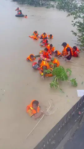 thương lắm bà con miền Trung ơi 🥹💥CẢNH SÁT CƠ ĐỘNG GIA LAI LUÔN KỀ VAI, SÁT CÁNH CÙNG NHÂN DÂN VÙNG LŨ😍