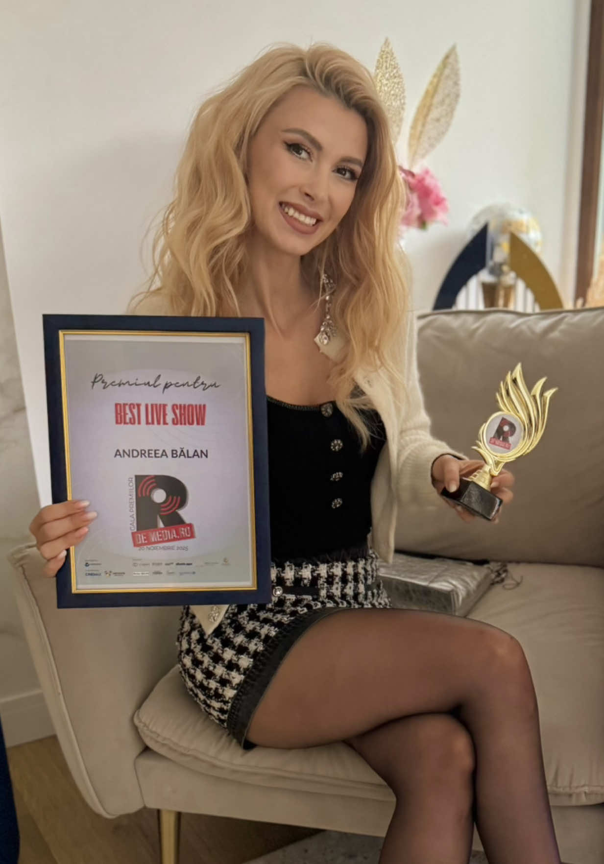 Aseara am primit premiu Best Show la Premiile Radar De Media. Va astept sa vedeti acest show pe 1 martie la Sala Palatului  - Fericire ❤️  Bilete pe Ia Bilet.