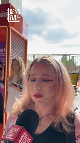 În Fraud Awareness Week, campania internațională dedicată educației despre fraude digitale și metodele prin care le poți evita, revenim la unul dintre experimentele ING de la Comic Con. Acolo, oamenii au stat la povești cu un „villain” care bifa toate semnele unui scammer: oferte prea bune, povești incoerente, promisiuni de câștiguri rapide fără efort. După discuție, i-am întrebat dacă și-au dat seama cu cine au vorbit și ce red flags au observat. Exact asta urmărește și săptămâna asta: să arate, prin exemple simple, cât de ușor se strecoară frauda în conversații aparent normale și cât de mult contează să fii atent. @ING Romania  #GenStiri #stiri #tineri #frauda #Ing  