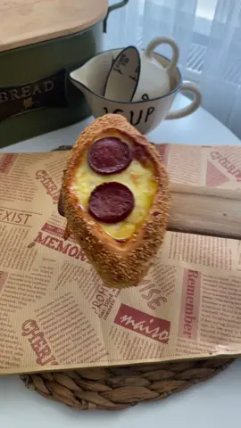Simit pizza 🍕  Hafta sonu kahvaltılarını şenlendiren tarif geldi 😍 Kahvaltıya farklı bir dokunuş isteyenlere 😋Sabah sabah mis gibi simit kokusu ve pizza lezzeti daha ne olsuun Çıtır kenarlar, yumuşacık içi bayılacaksınız 💛Hemen tarife geçiyorum  ✨Hamuru için: 	•	500 g un( 4 su bardağı)  	•	300 ml su (1.5 su bardağı) 	•	1.5 yemek kaşığı sıvı yağ 	•	1 tatlı kaşığı tuz 	•	1 yemek kaşığı şeker 	•	10 g yaş maya (1 paket yaş mayanın 4’te 1’i) 	•	Kaşar peynir (üzeri için) Batırmak için: 	•	Bolca susam 	•	Yarım su bardağı pekmez 	•	1 su bardağı su (Pekmez ve suyu karıştırıyoruz.) Hazırlanışı: ✨ 1. Hamuru yoğurma: Hamur malzemelerini bir araya getirip pürüzsüz bir hamur yoğurun. Üstünü kapatıp mayalanmaya bırakın (yaklaşık 1–2 saat). ✨ 2. Bezelere ayırma: Hamur mayalandıktan sonra 6–9 adet bezeye ayırın. ✨ 3. Şekil verme: Bezelere videodaki gibi oval simit şekli verin. Ortalarını bıçakla kesin ve elinizle genişletin. ✨ 4. Pekmezli su + susam: Şekil verdiğiniz hamurları önce pekmezli suya, sonra susama batırın. ✨ 5. Tepside mayalandırma: Tepsiye dizip tekrar mayalanması için bekletin. ✨ 6. İlk pişirme: Önceden ısıtılmış 190°C fırında 10–15 dakika, kenarları hafif kızarana kadar pişirin. ✨ 7. Üzerine malzeme ekleme: Fırından çıkarıp ortasına kaşar ve sucuk koyun. (Sucuk ve kaşarın yanmaması için son 5 dakikada ekliyoruz.) ✨ 8. Tekrar fırın: Kaşar eriyene ve sucuk pişene kadar tekrar fırına atıyoruz  Yeni tarifler için  takip etmeyi unutmayın 😍 #keşfet #simit #fyppppppppppppppppppppppp  #kahvaltı #pazar 