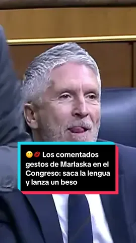El ministro del Interior, Fernando Grande-Marlaska, acaparó la atención en el Congreso con unos gestos inesperados durante la sesión plenaria que se han hecho virales en redes sociales. La escena tuvo lugar durante la réplica de Félix Bolaños al diputado del PP Jaime Eduardo de Olano Vela. #marlaska #bolaños #congreso #españa #politica
