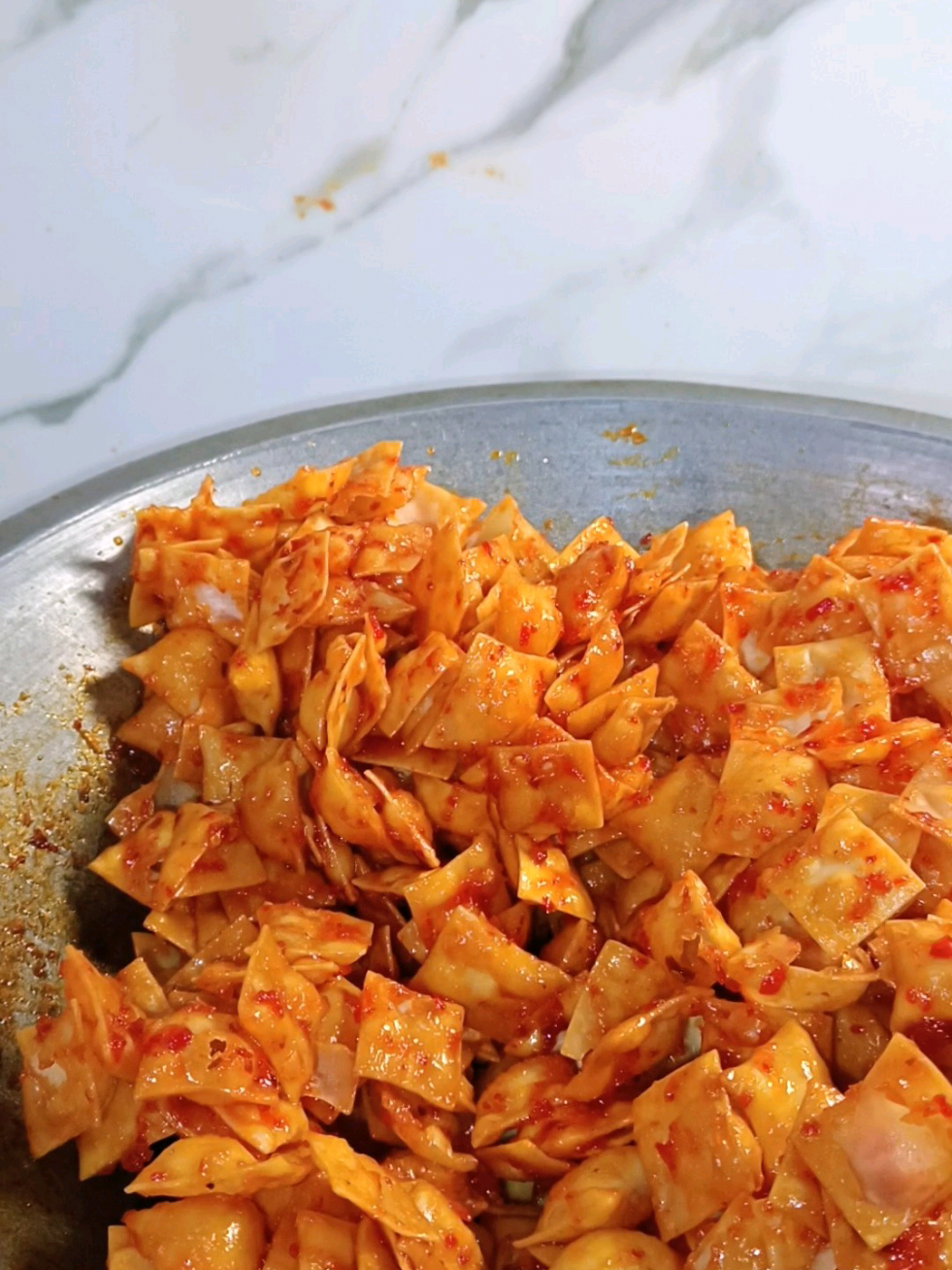 Kalau tidak di garami, yaa di balado. Kali ini mau buat versi pedas manisnya. Untuk kerupuknya pakai yang jadi saja supaya lebih sat set. Potong sesuai selera lalu goreng. Ini beli yang kiloan. 1/2 kg harga 7000 rupiah. Jadinya banyaaak.. Kalo kalian tim original, balado atau pedas manis?  #kerupuk #cemilan #olahankulitpangsit #reseptiktok #masakanrumahan 