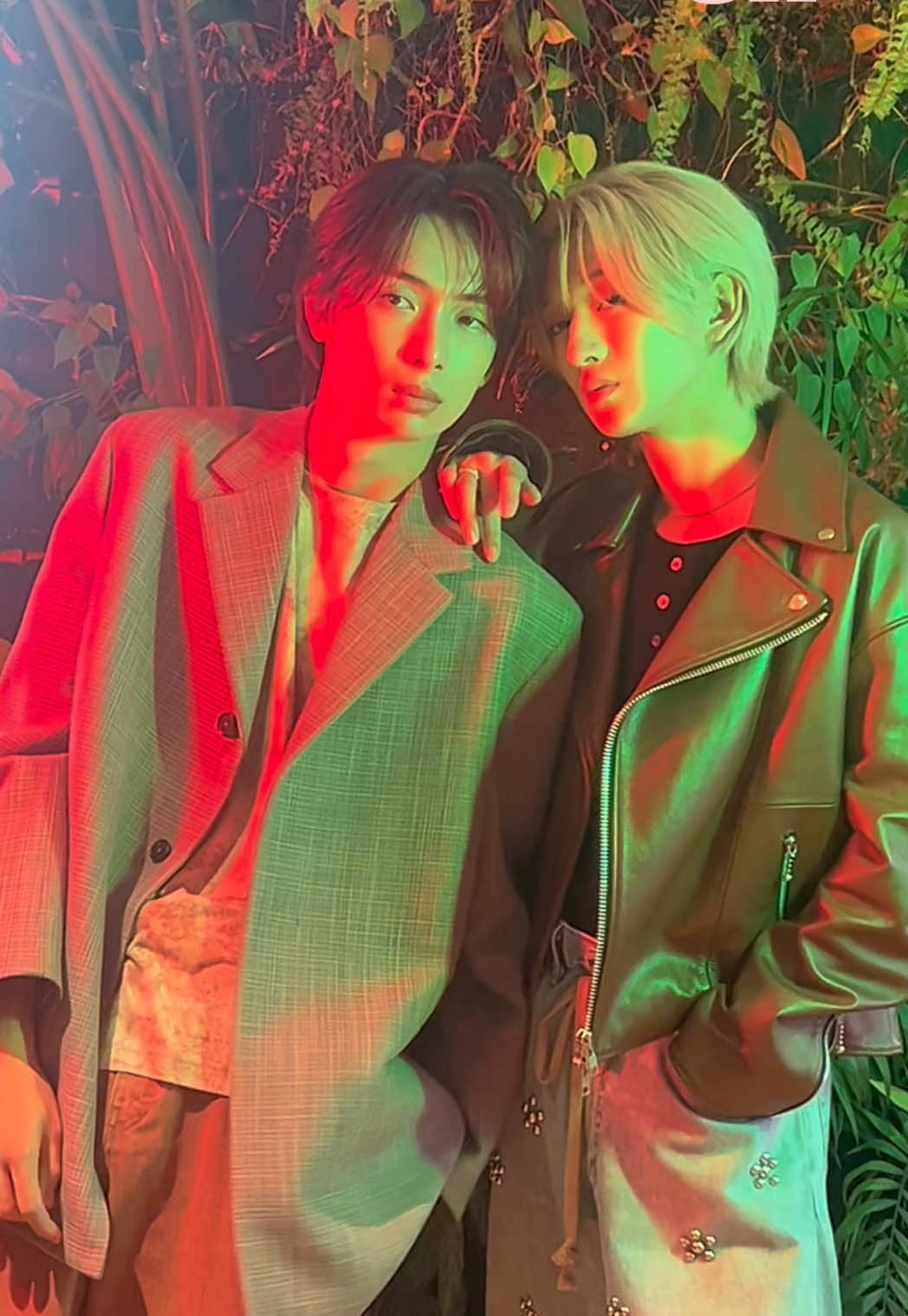 NAOYAさん（MAZZEL）＆冨田侑暉さん（龍宮城）がarwebに登場⚡️ プライベートでも仲良しなお二人の撮影中を覗き見！🖤 目線をたくさんGETしちゃいました👀💭 絆が強すぎる2人のインタビューはarwebをチェック☑️ #arweb #ドラマセラピーゲーム #NAOYA #MAZZEL #冨田侑暉  @MAZZEL @龍宮城 OFFICIAL / 0年0組 